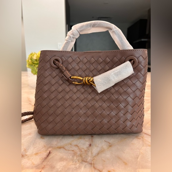 Woven bag with gold brass hardware - Picture 4 of 7